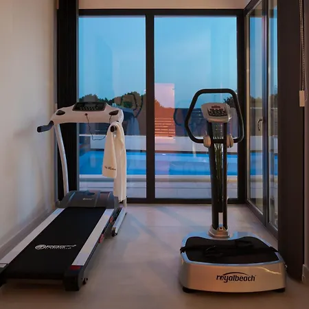 Santa With Heated Pool باكوشتاني