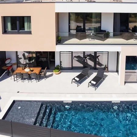 فيلة Santa With Heated Pool باكوشتاني