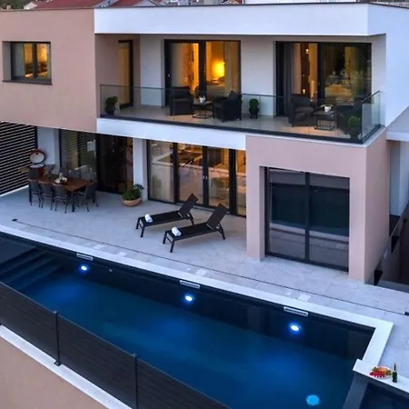 فيلة Santa With Heated Pool باكوشتاني