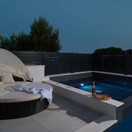 فيلة Santa With Heated Pool باكوشتاني