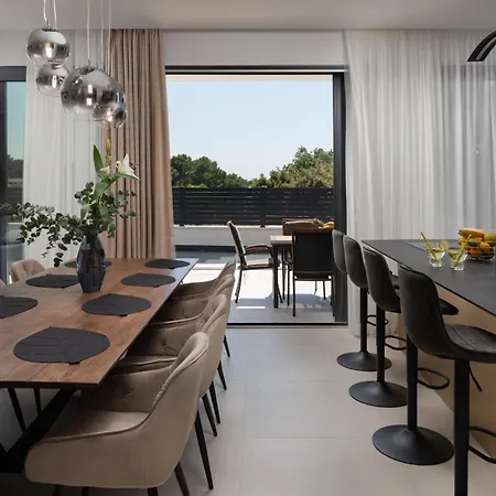 Santa With Heated Pool * باكوشتاني