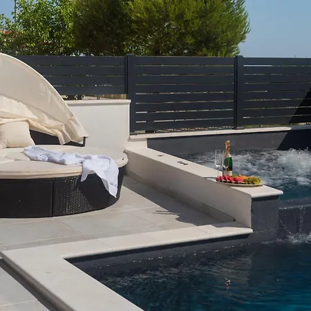 فيلة Santa With Heated Pool باكوشتاني