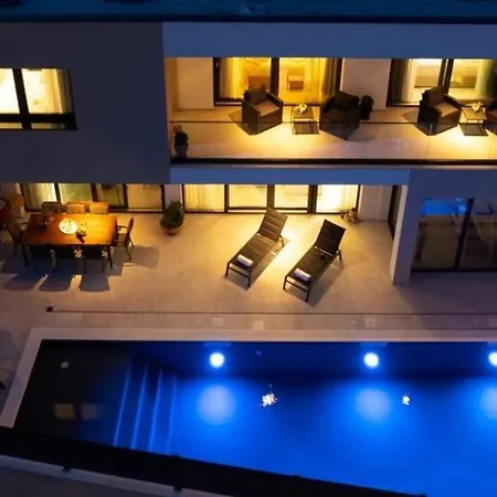 Santa With Heated Pool *