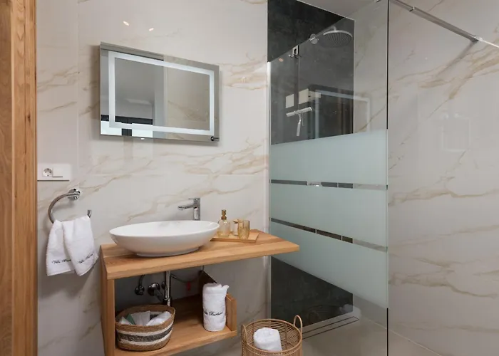 Santa With Heated Pool *