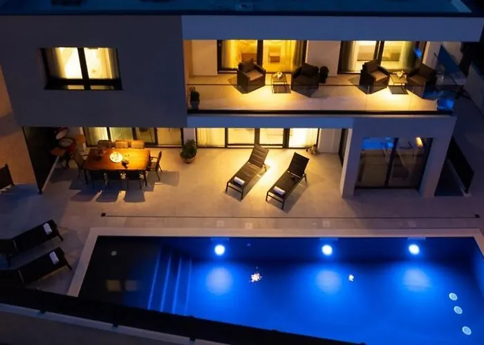 Santa With Heated Pool *