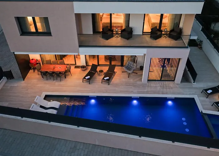 Santa With Heated Pool *