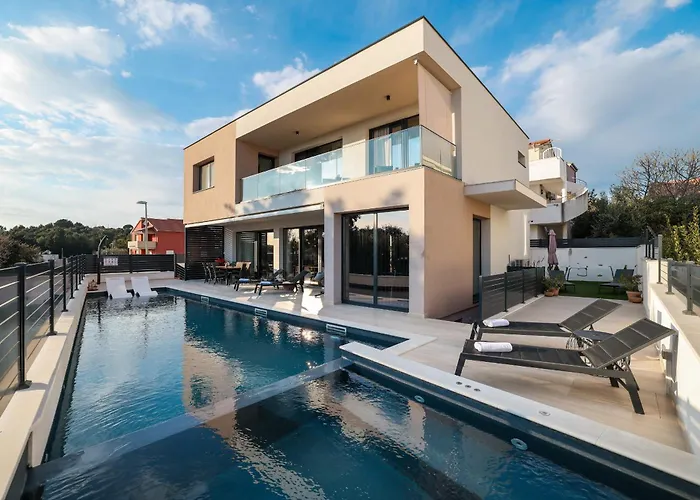 Villa Santa With Heated Pool Pakoštane