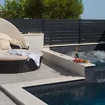 فيلة Santa With Heated Pool باكوشتاني