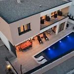 Santa With Heated Pool باكوشتاني