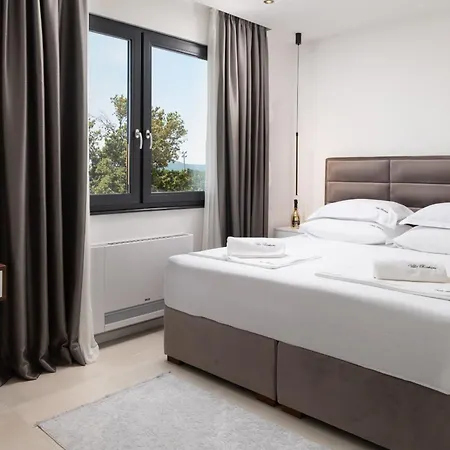 Santa With Heated Pool Villa