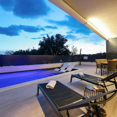 Villa Santa With Heated Pool