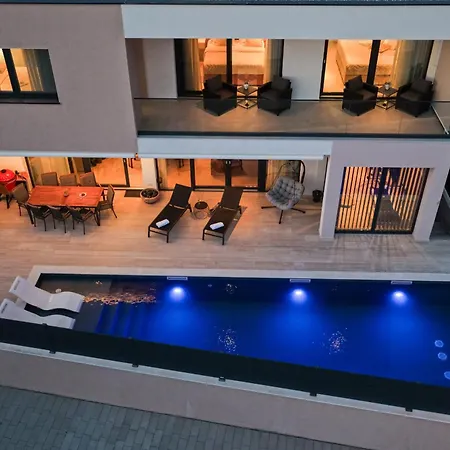 Santa With Heated Pool *