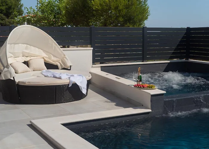 ヴィラ Santa With Heated Pool Pakoštane